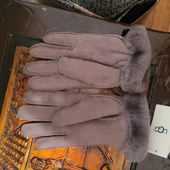 UGG Perforated shearling glove. Grey Sz: large Cold Weather Snow Boarding - Picture 8 of 13